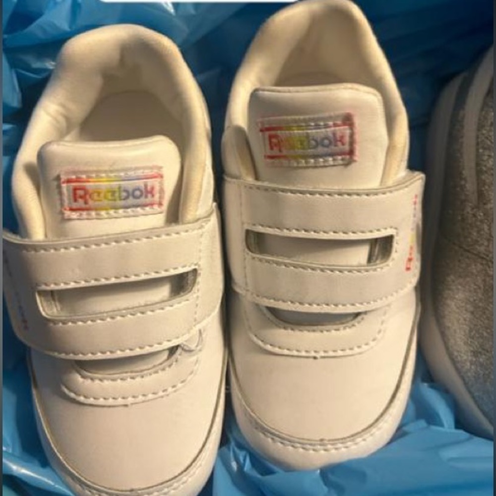 Sneaker Reebok para niñas usado como nuevo